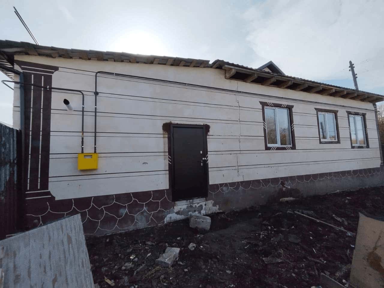Газовый счетчик и трубопровод без отделки
