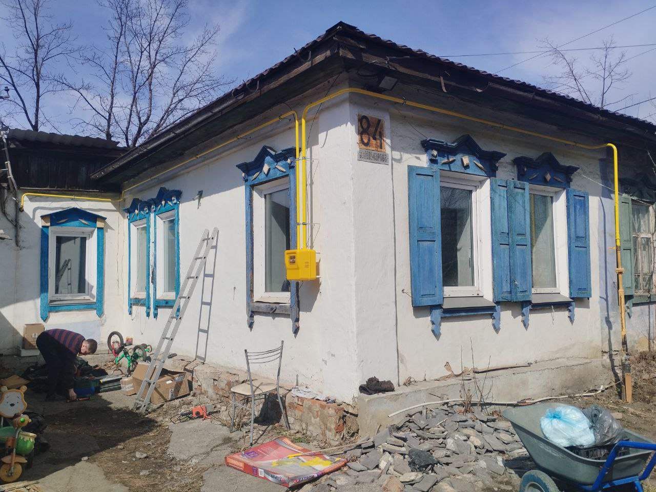Газовый счетчик и трубопровод без отделки