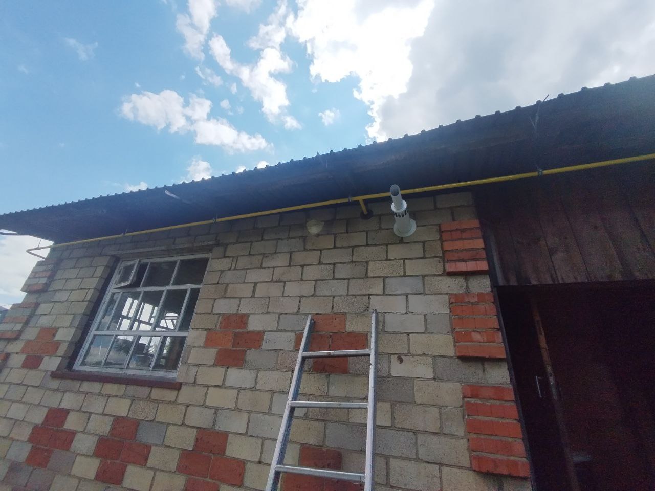 Газопровод снаружи дома и дымоход