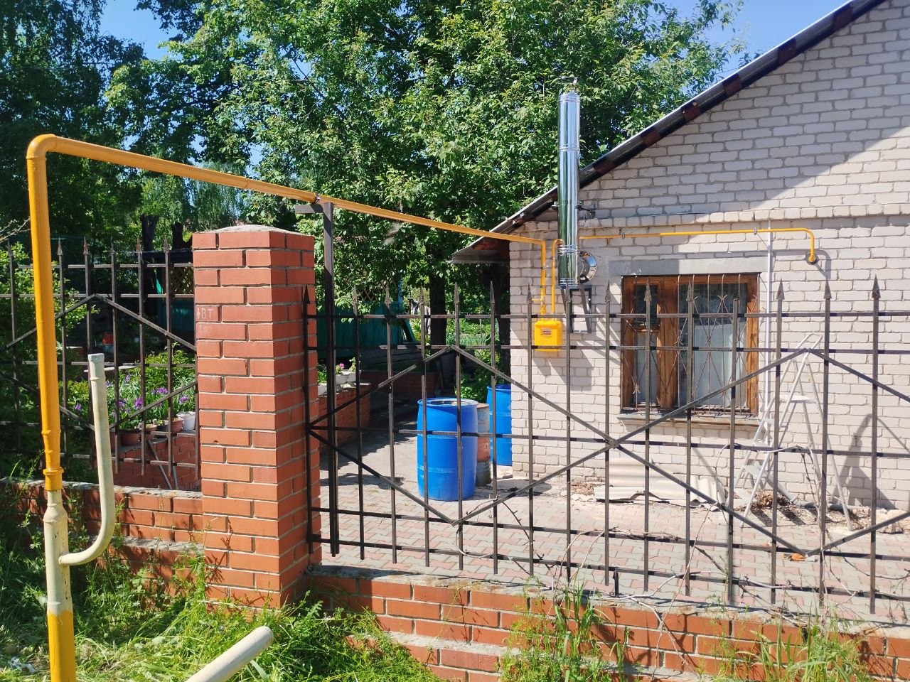 Газовый цоколь с защитой и газопровод частного дома