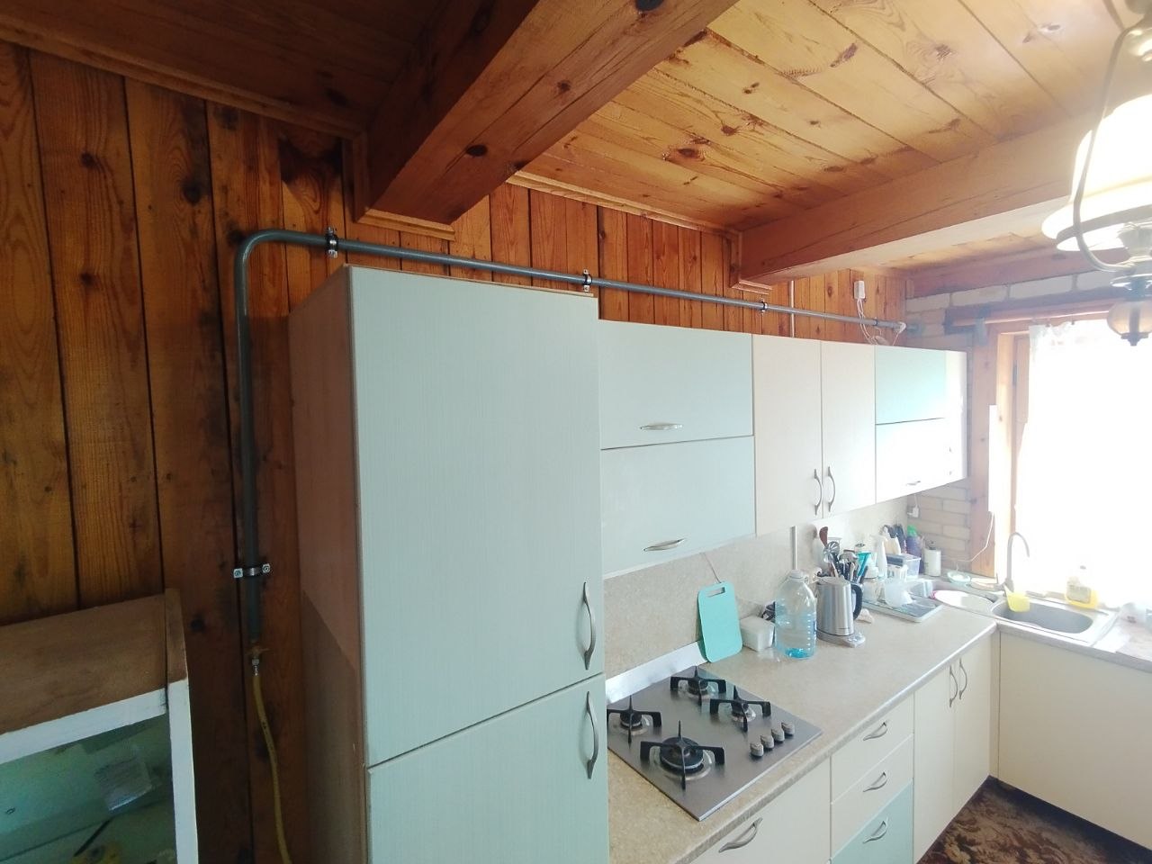 Газопровод на кухне с краном для газовой плиты