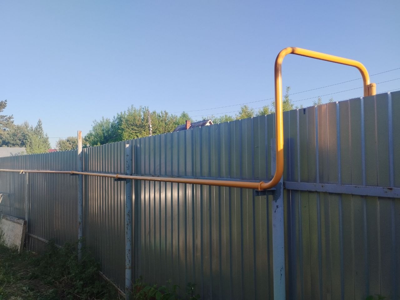 газопровод по заборе частного дома
