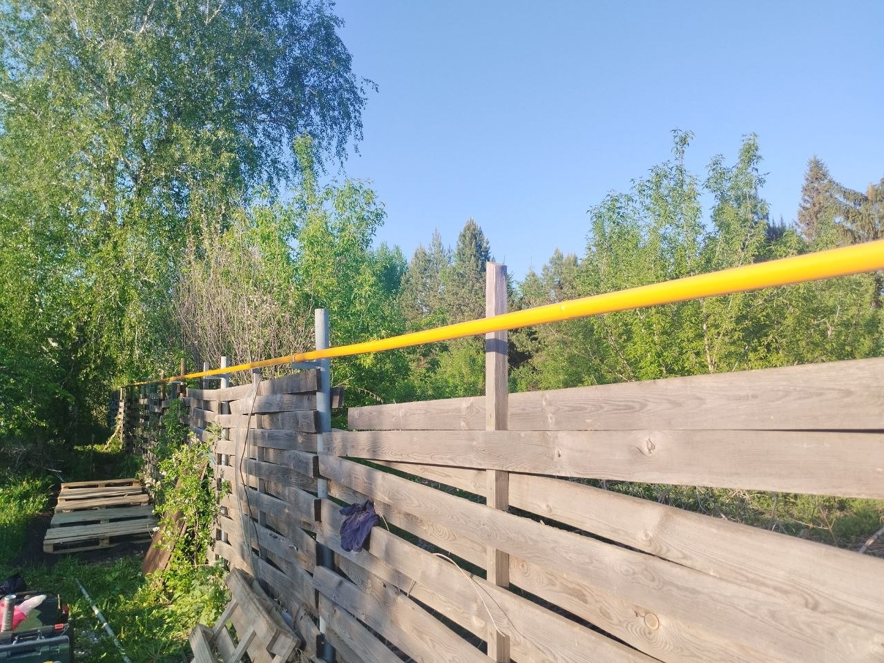газопровод по заборе частного дома
