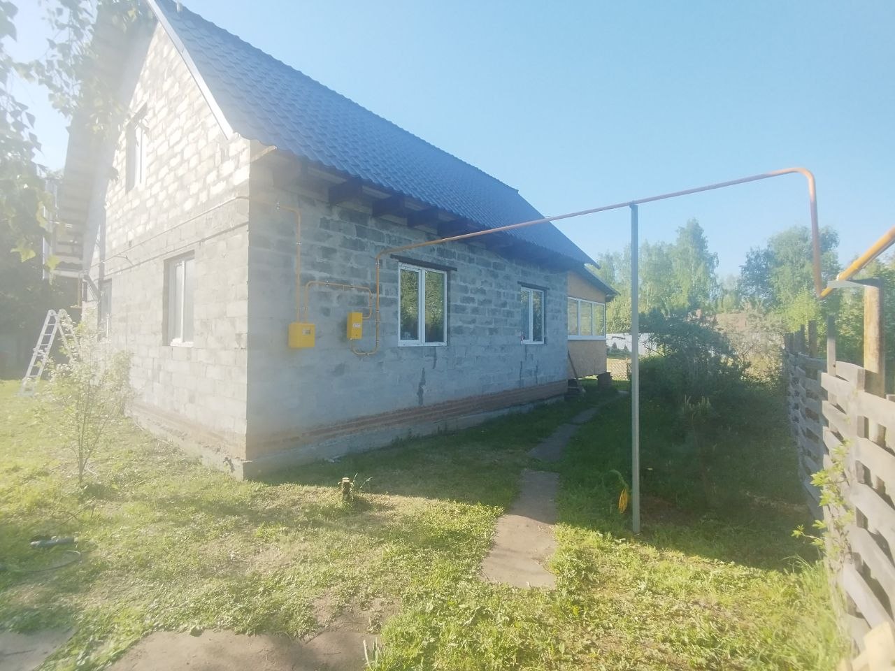ГРПШ и счетчик с газопроводом по стене дома