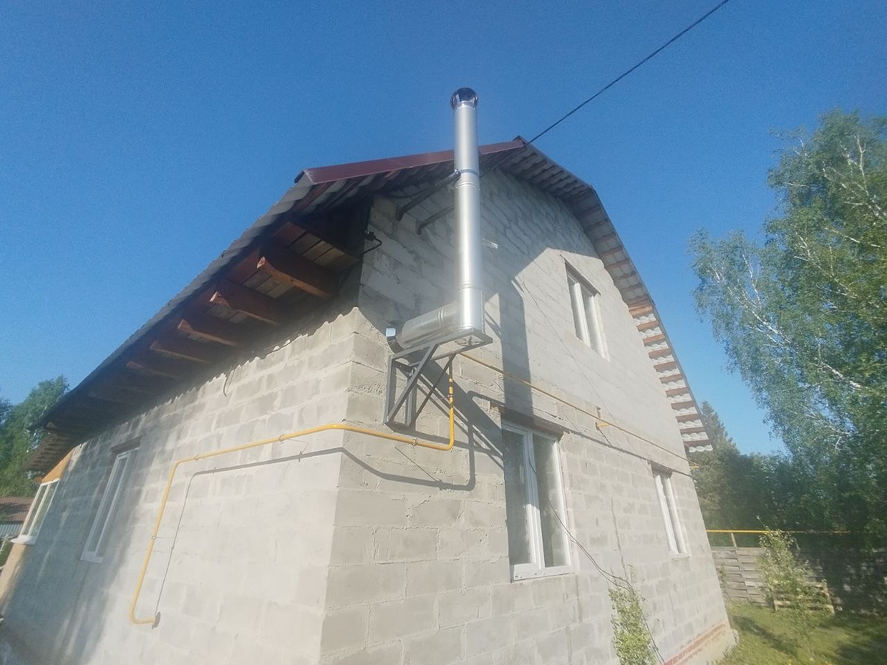 газопровод на стене частного дома и приставная вентиляция